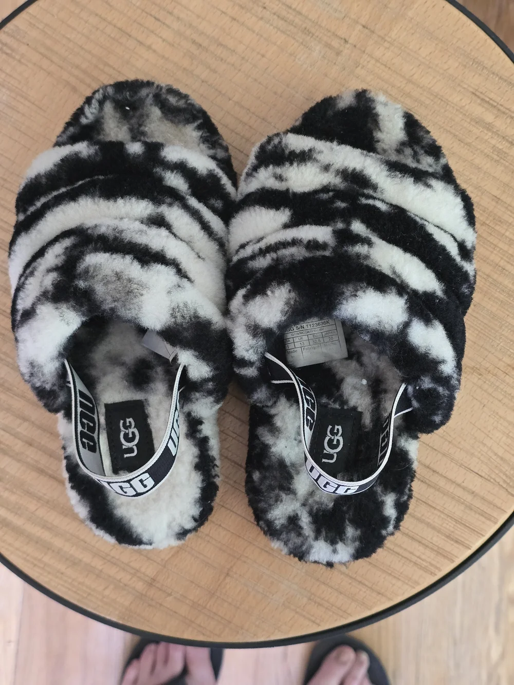 O UGG Kids Black & White Fluff Yeah Zebra Slides with Logo Heel Strap Size 1